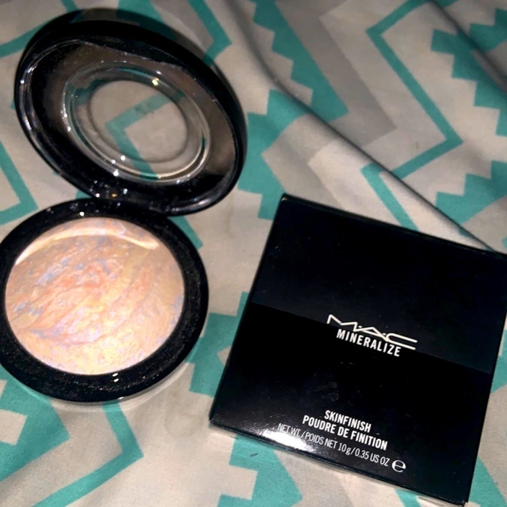 Mac lightscapade highlighter Extra dimension makeup holiday beauty lightscapade